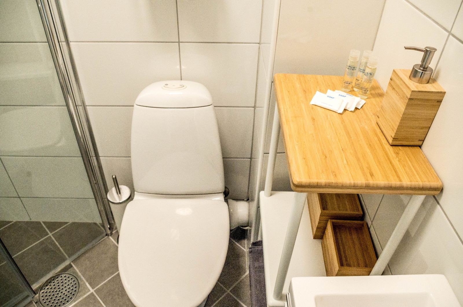 Helfliset bad med dusj, WC og servant Galleribilde