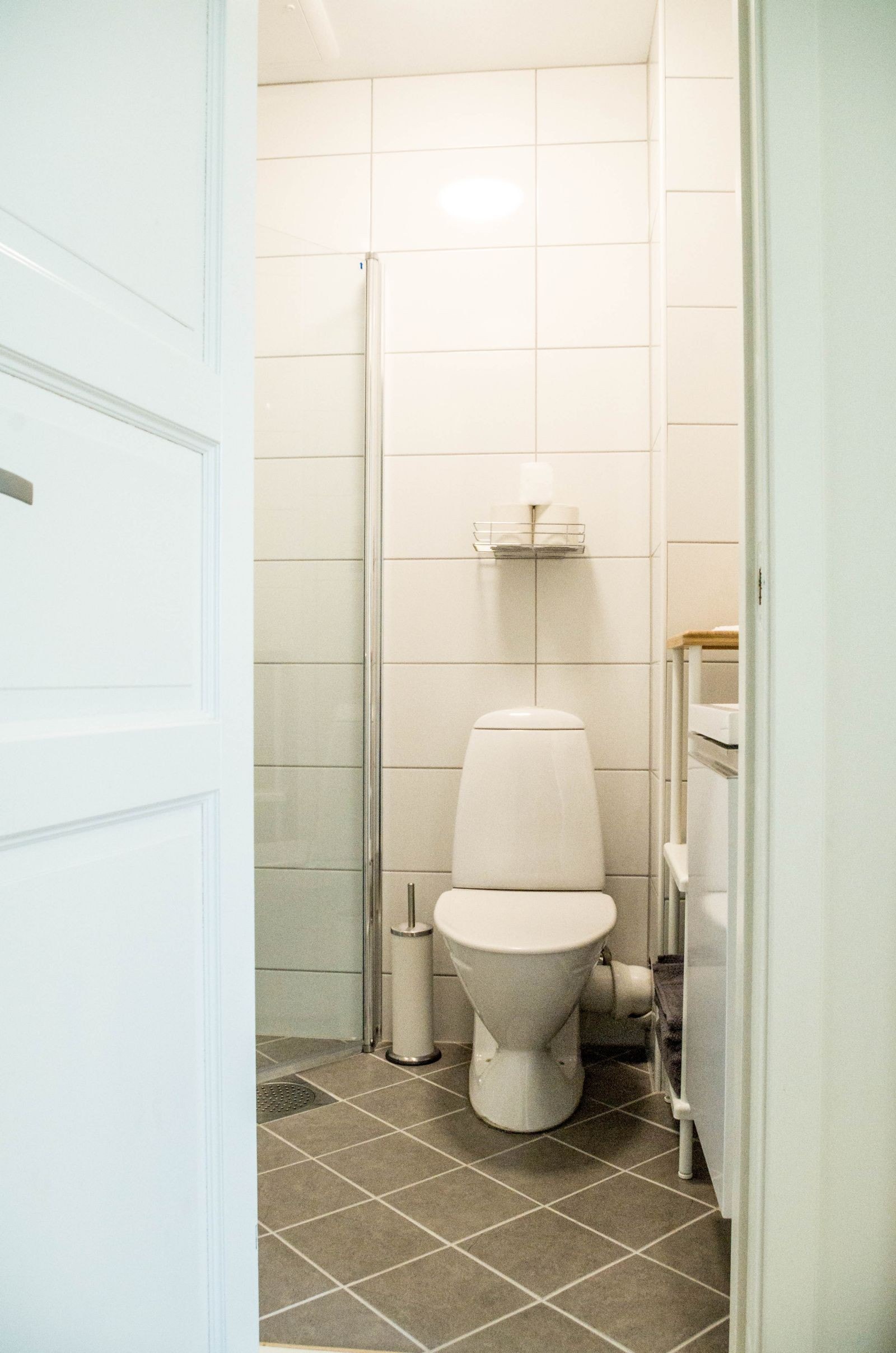 Helfliset bad med dusj, WC og servant Galleribilde
