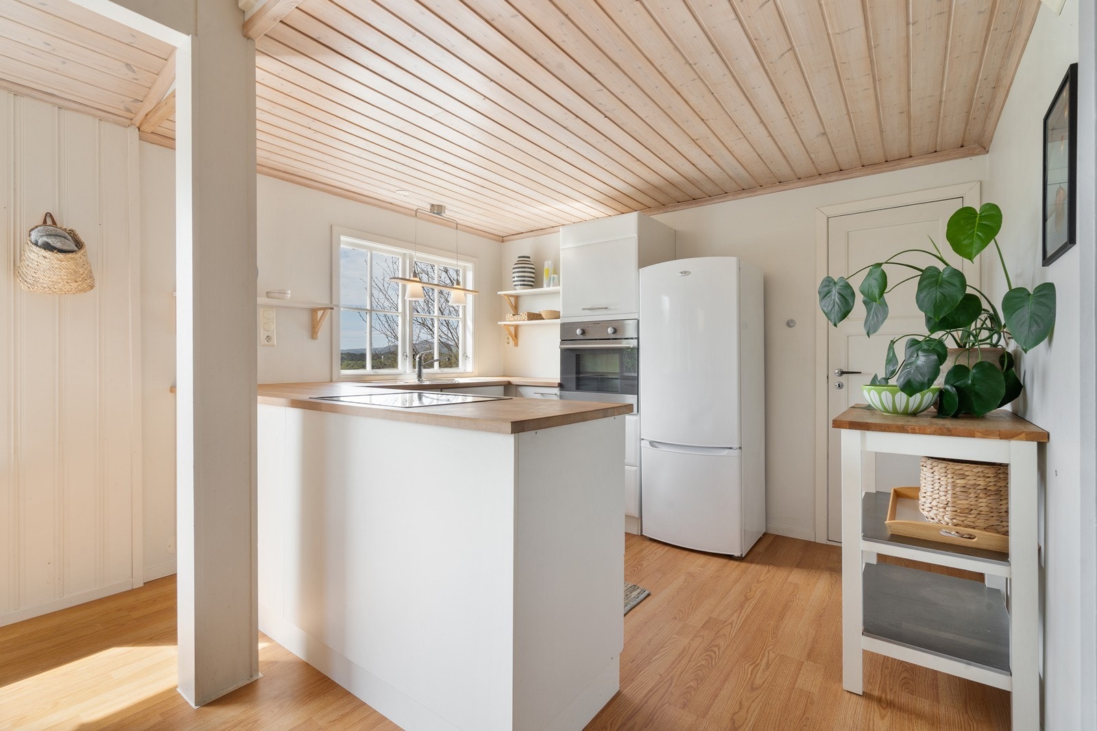 Kjøkken med åpen løsning til stua. Galleribilde