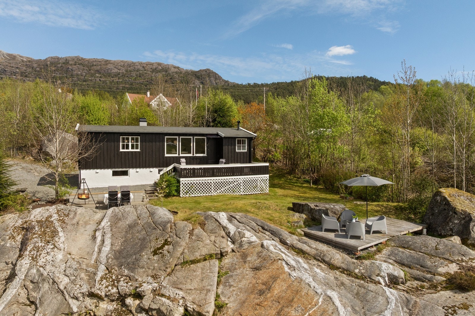 Nymalt hytte i ny farge og flott tomt med renskrapte berg. Galleribilde