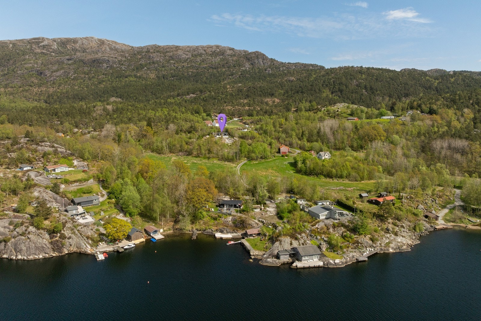Vestvendt og meget solrik beliggenhet med nydelig utsikt på østsiden av fjorden. Galleribilde