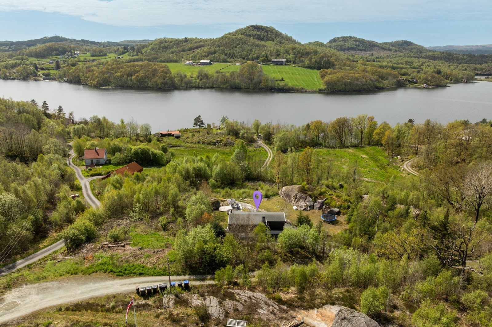 Solrik eiendom om kvelden. Galleribilde