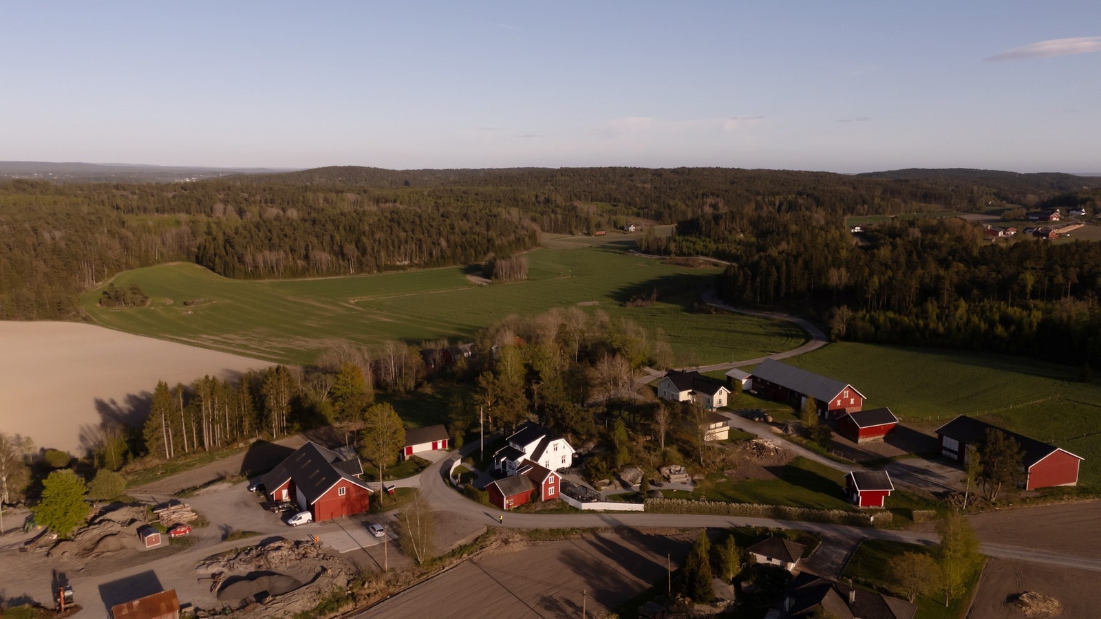 Boligen befinner seg i landlige omgivelser på Åserød i Skjeberg. Galleribilde