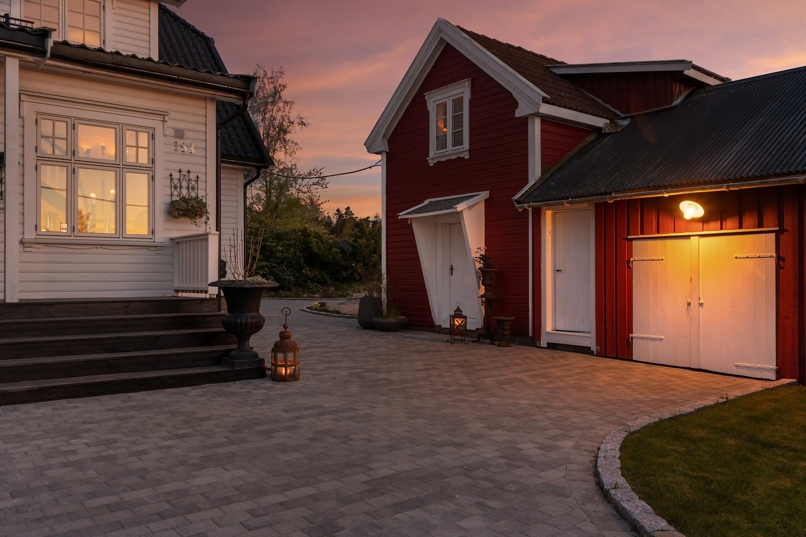 Bryggerhus med vann/kloakk, innredet med redskapsbod/hønsehus. Galleribilde