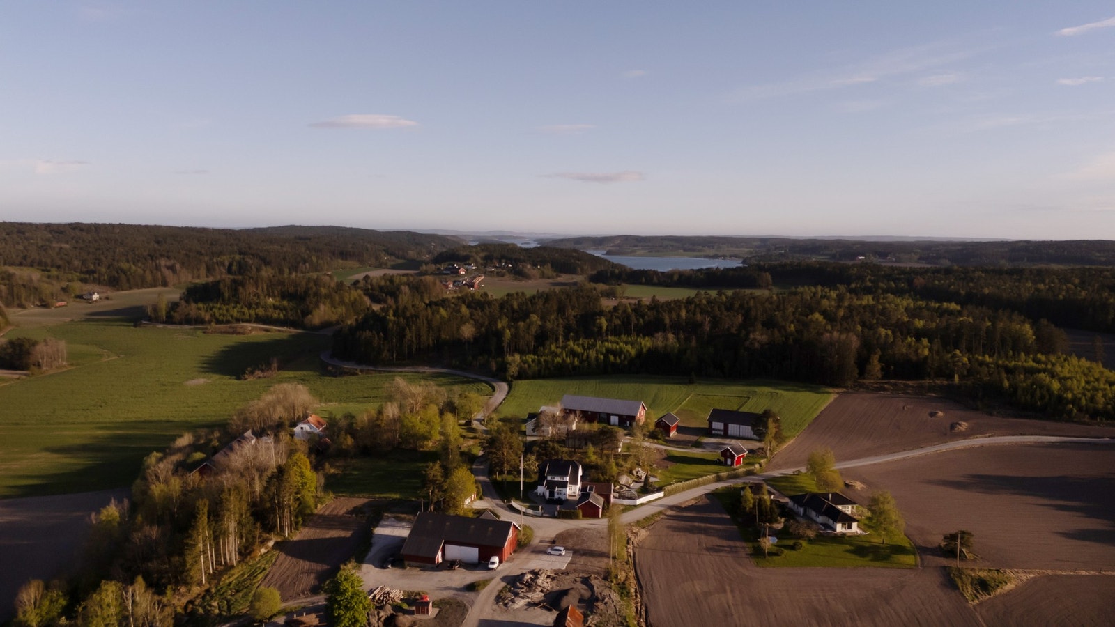 Fra boligen er det kort vei til både by, marka og sjøen. Galleribilde