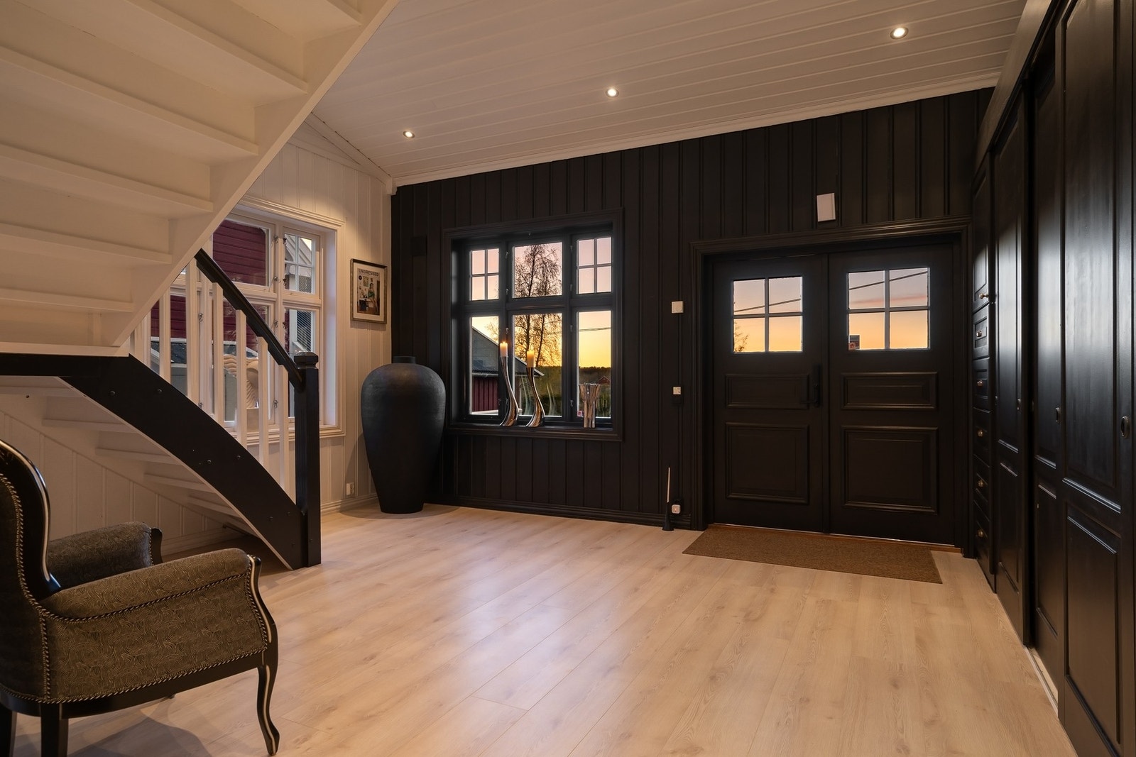 Det er vannbåren gulvvarme i gang, kjøkken, stue og soverom i 1. etg. Galleribilde
