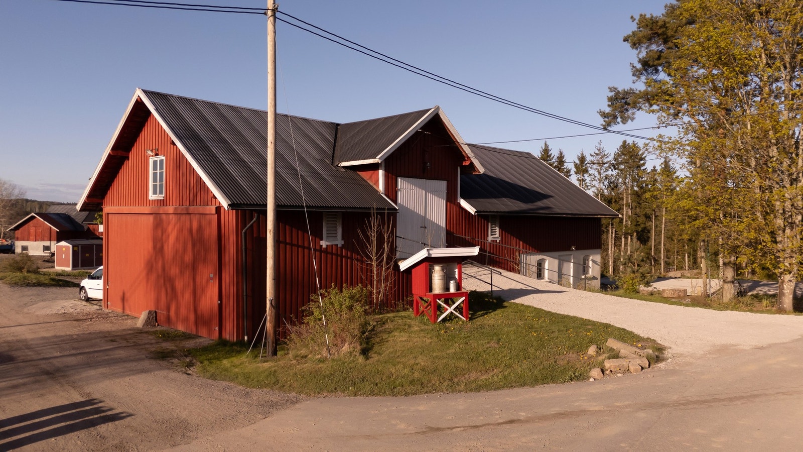 Romslig låve med vognskjul. Galleribilde