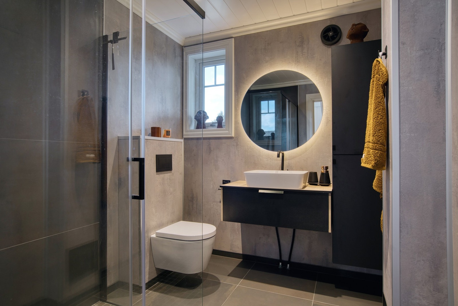 Stilig bad med nedfelt servant, veggmontert toalett og dusjhjørne. Galleribilde