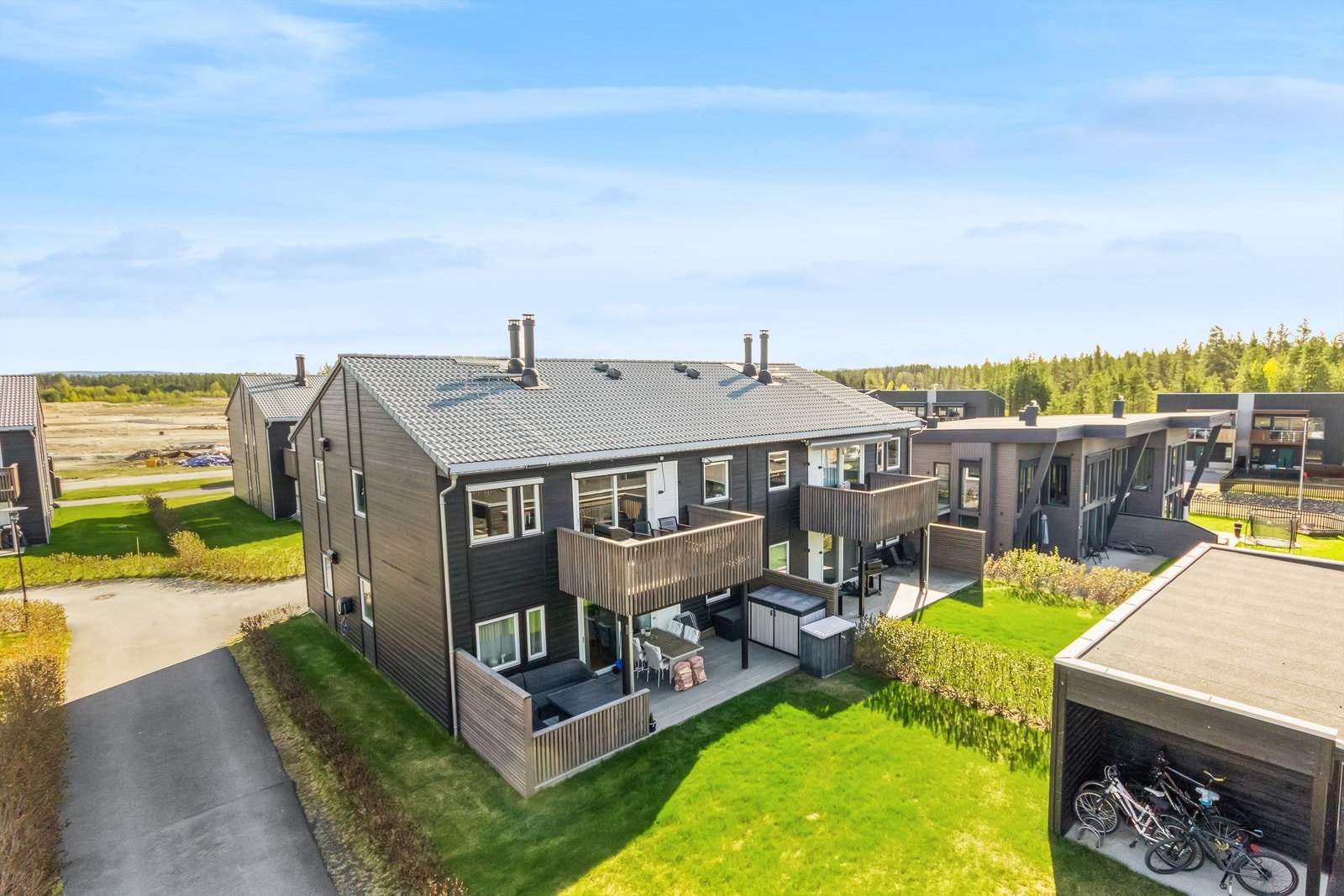 Leiligheten ligger i 2. etasje, har tre soverom, og en luftig og fin beliggenhet Galleribilde