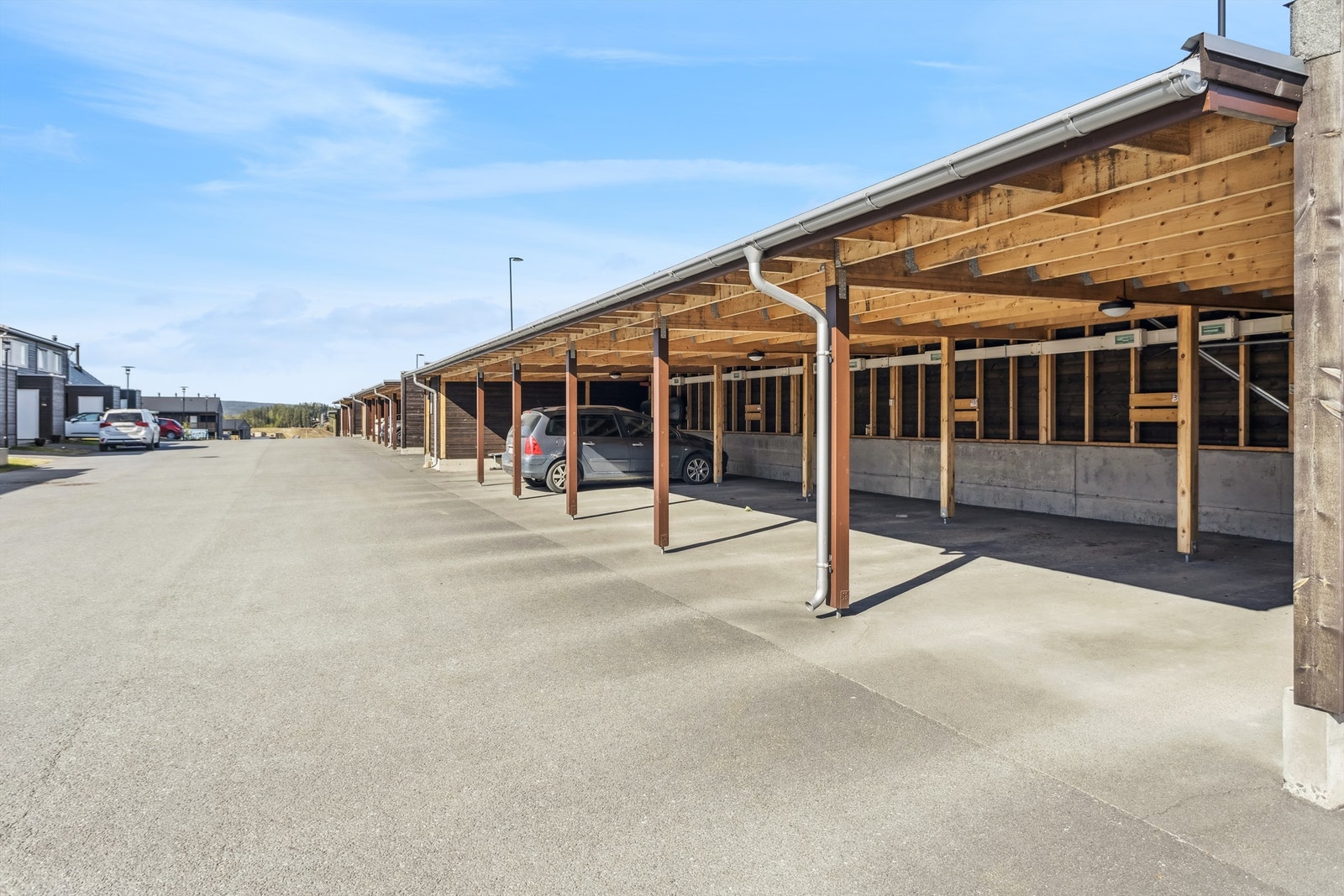 Felles carportanlegg der en fast plass følger leiligheten Galleribilde