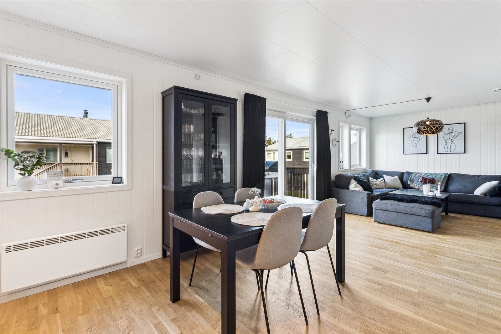 Kjøkken og stue med hev-/skyvedør til balkongen Galleribilde