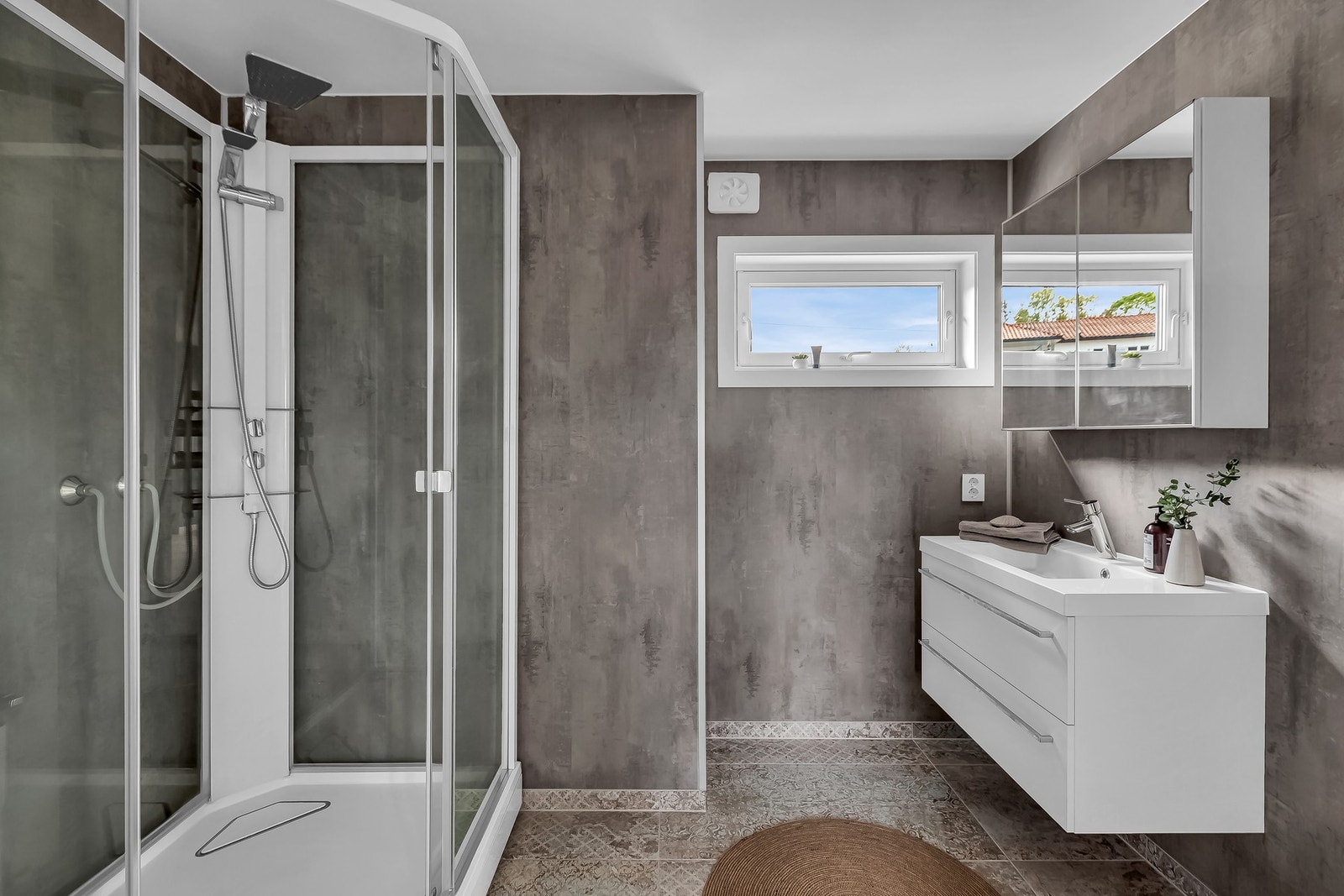 Badet i første etasje er oppgradert i 2025. Galleribilde