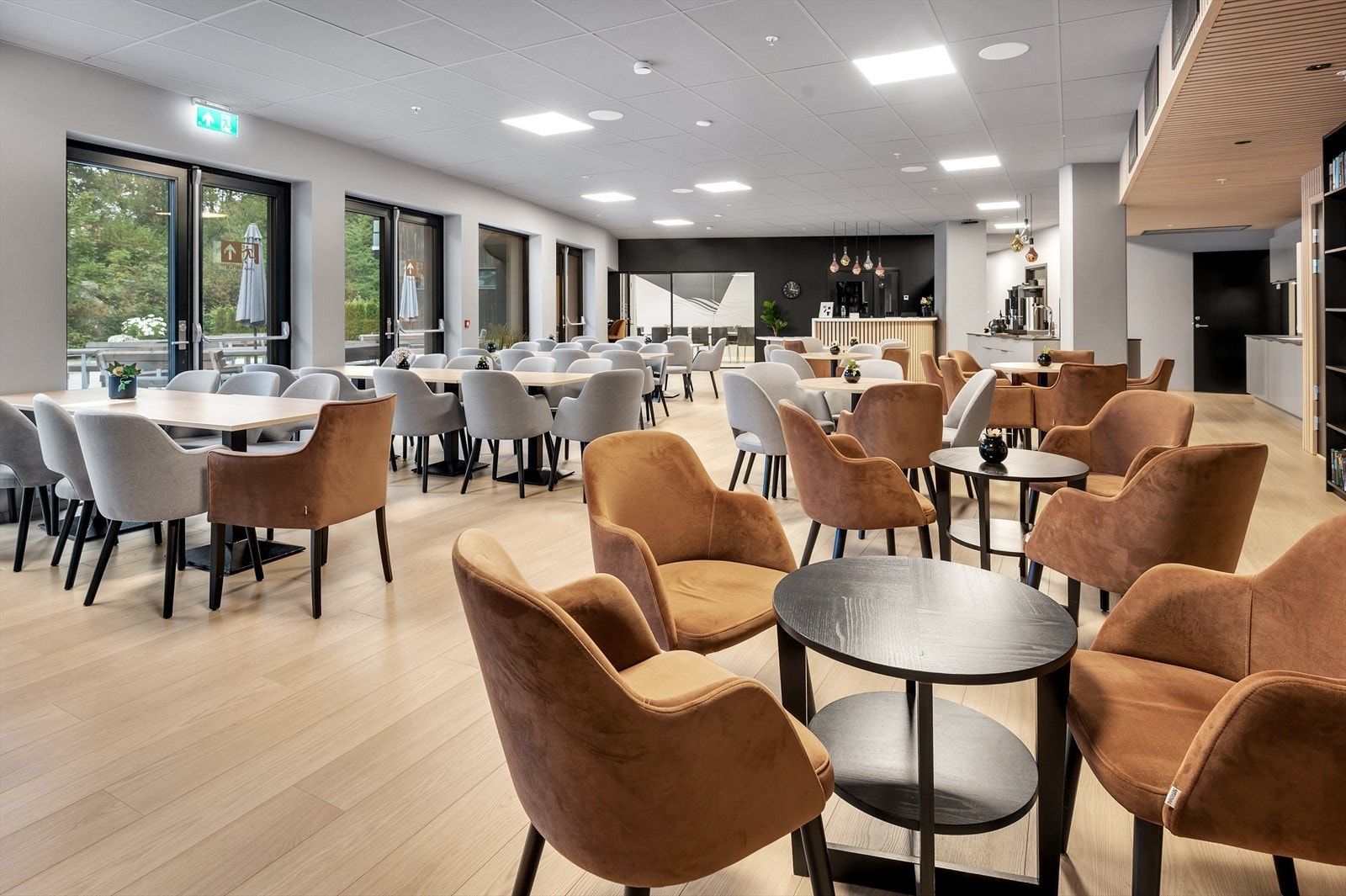Felles servicesenter med god sitteplass både inne og ute. Galleribilde