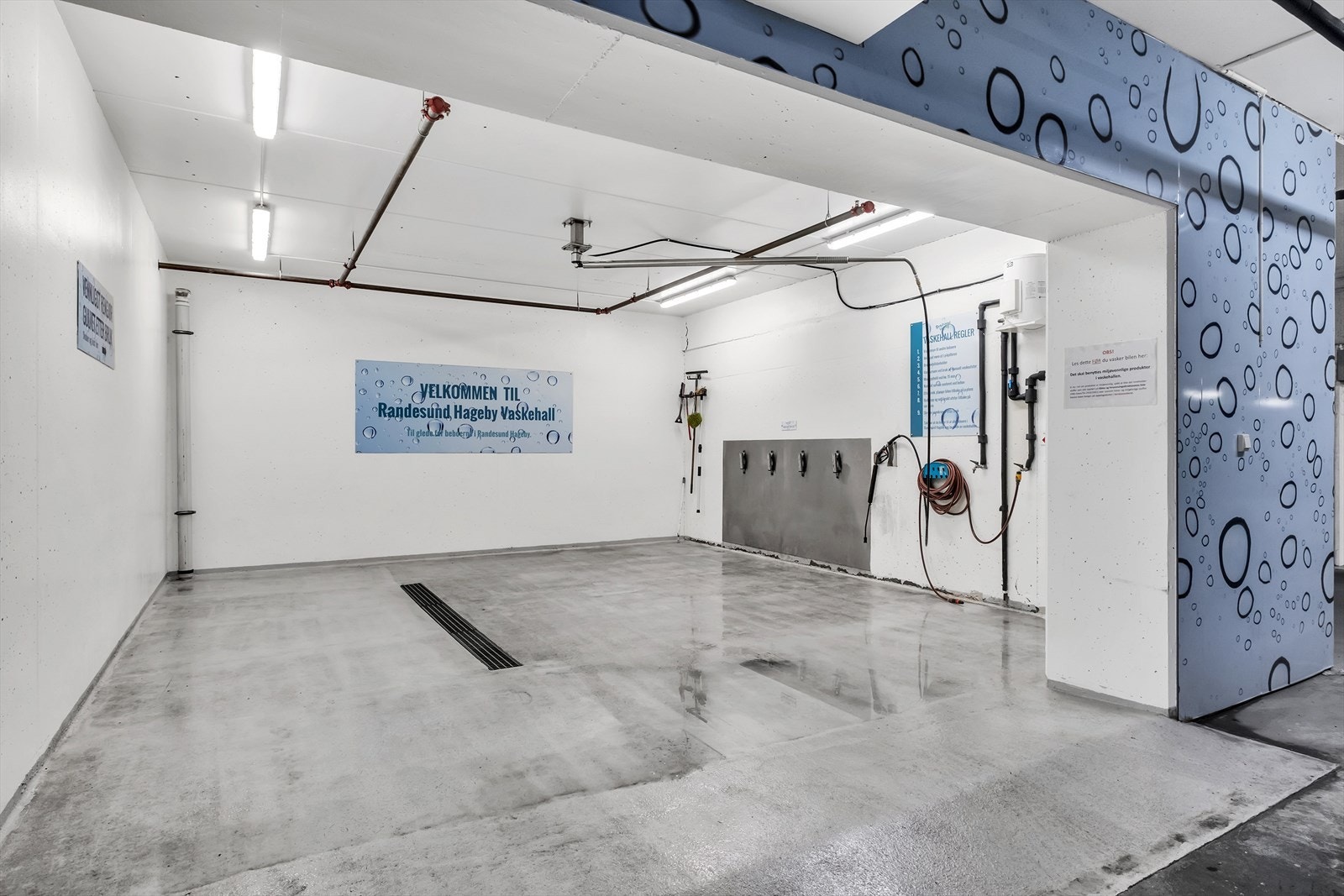 Romslig og moderne vaskehall for bil med høytrykkspyler. Perfekt for grundig rengjøring av kjøretøy. Galleribilde