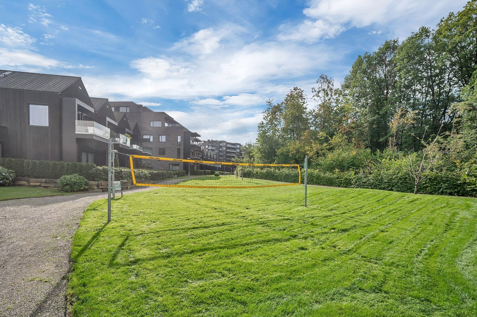 Det er lagt opp til mange aktiviteter i den flotte felles hagen. Galleribilde