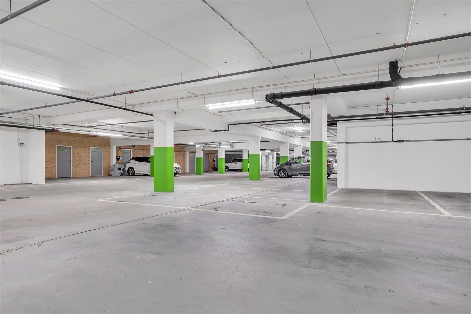 Romslig parkeringskjeller med god plass og belysning. Enkel adkomst og tydelig merkede parkeringsplasser. Galleribilde