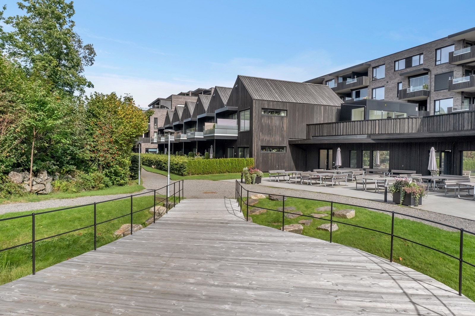 Flotte uteområder med ideell beliggenhet sentralt på Strømme. Galleribilde