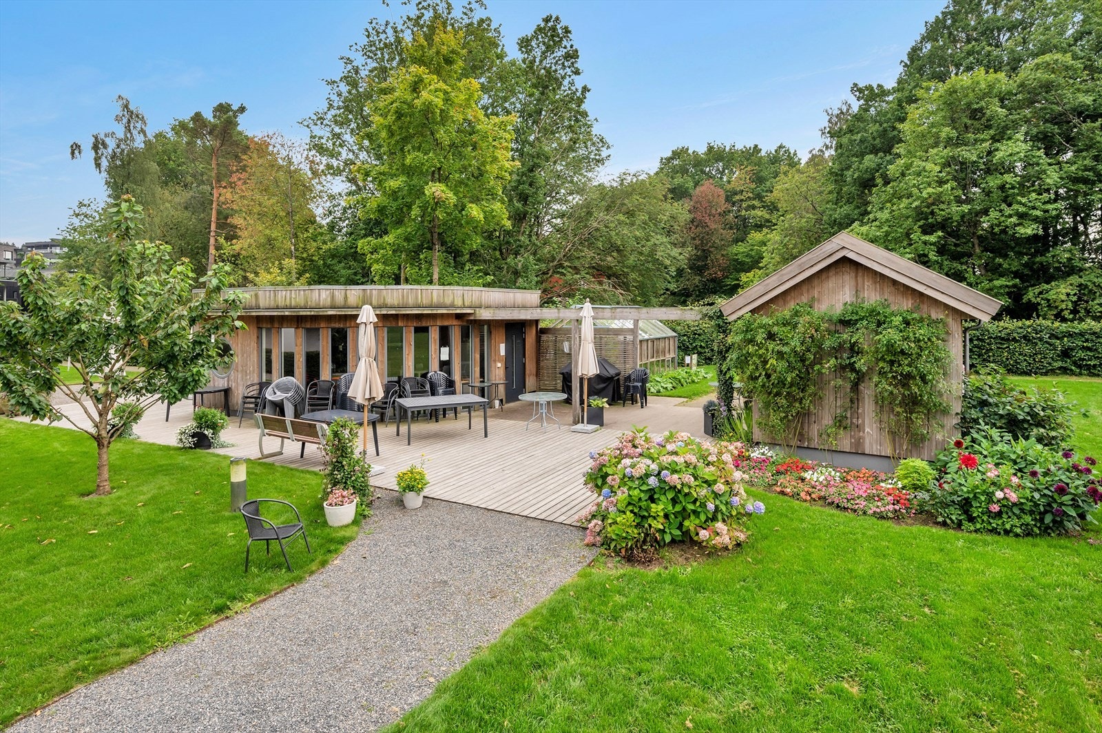 Nydelig felles hage med terrasse og grøntområde. Perfekt for avslapning og sosiale sammenkomster. Skjermet beliggenhet nær naturen. Galleribilde