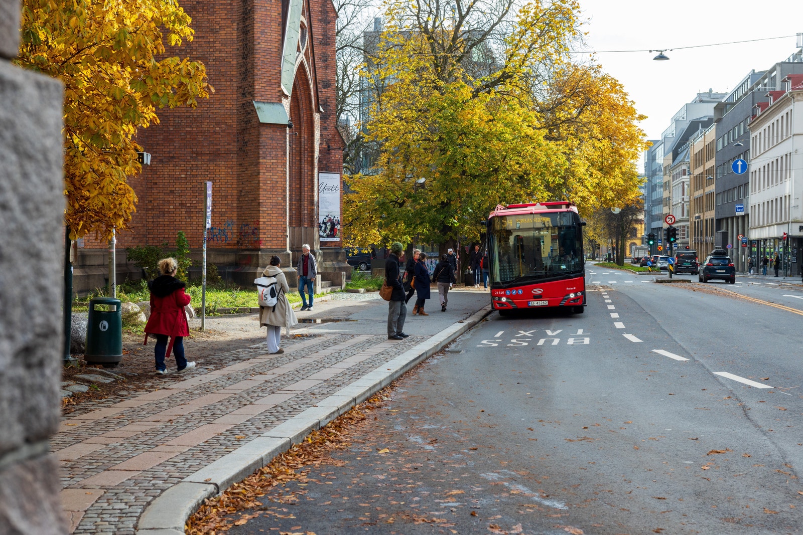 Det er bussholdeplass rett utenfor eiendommen Galleribilde