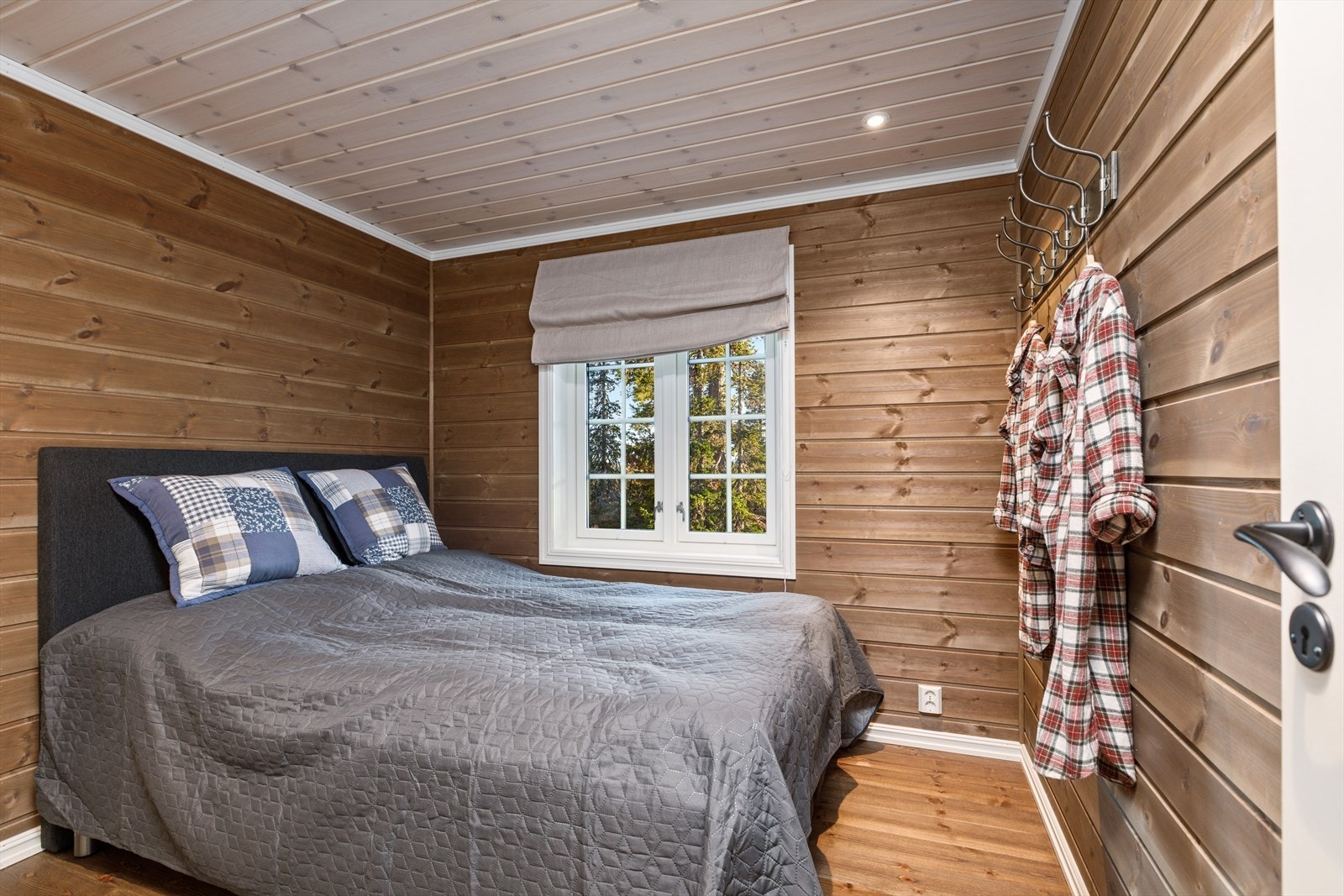 Hytta har 3 soverom. Hovedsoverommet har god plass til dobbeltseng. Galleribilde