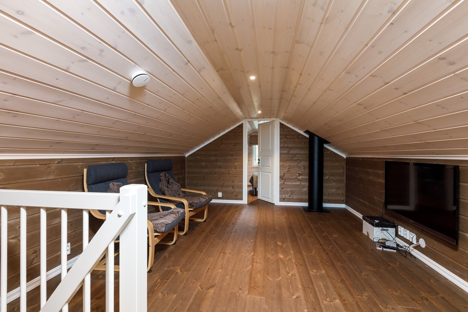 På hemsen er det innredet en stue. En hems pleier å være et populært lekerom for de minste i familien. Galleribilde