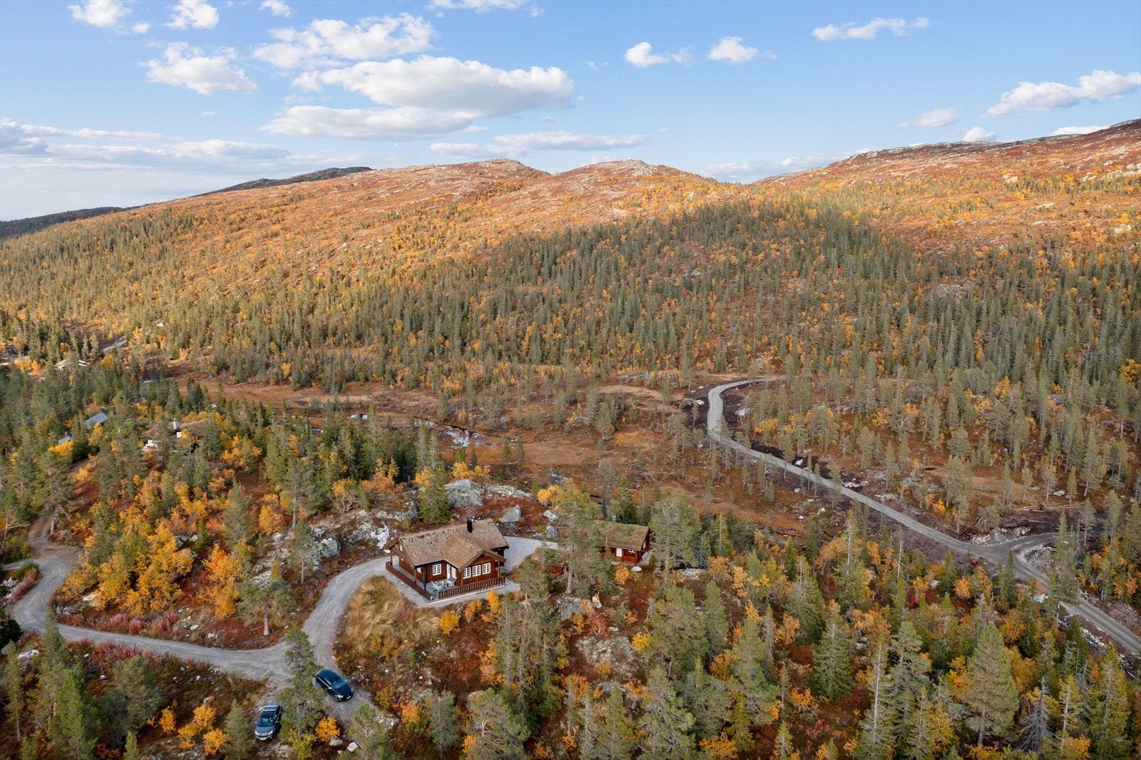 Hytta har en usjenert beliggenhet med god avstand til de andre hyttene i området. Det er bilvei helt frem, innlagt strøm og privat grunnboret vann. Galleribilde