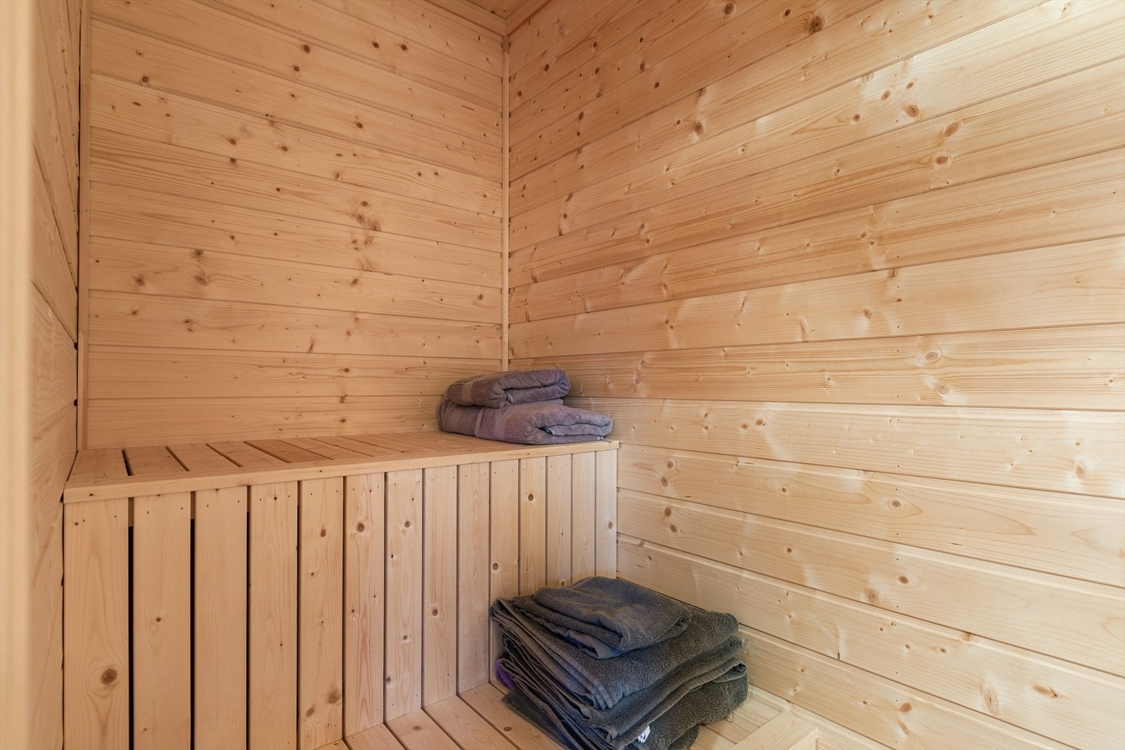 Fra badet er det inngang til en deilig badstue med benker og badstueovn, et perfekt sted å sette seg ned etter en lang dag ute i naturen. Galleribilde