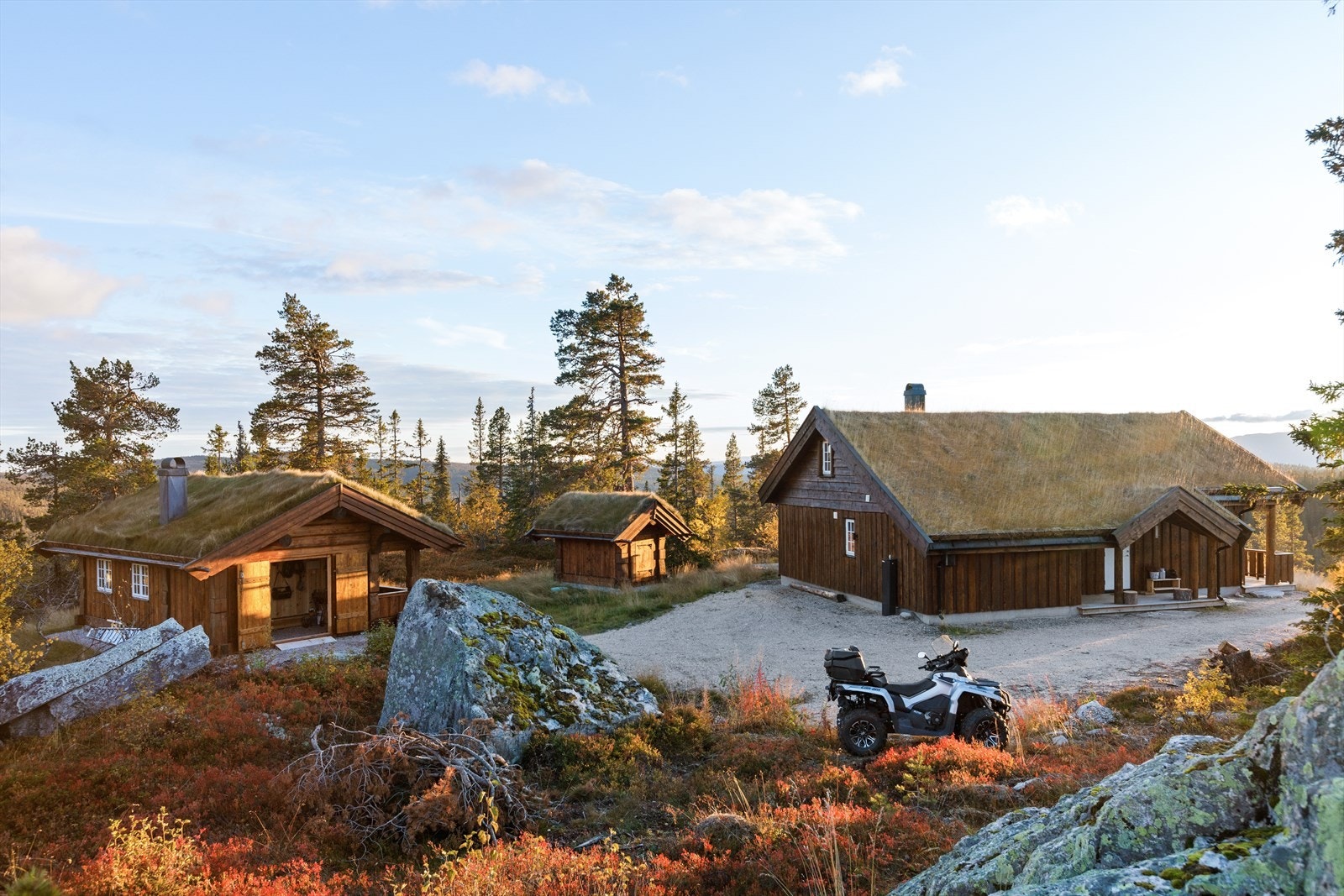 På eiendommen er det oppført et flott anneks og uthus. Galleribilde