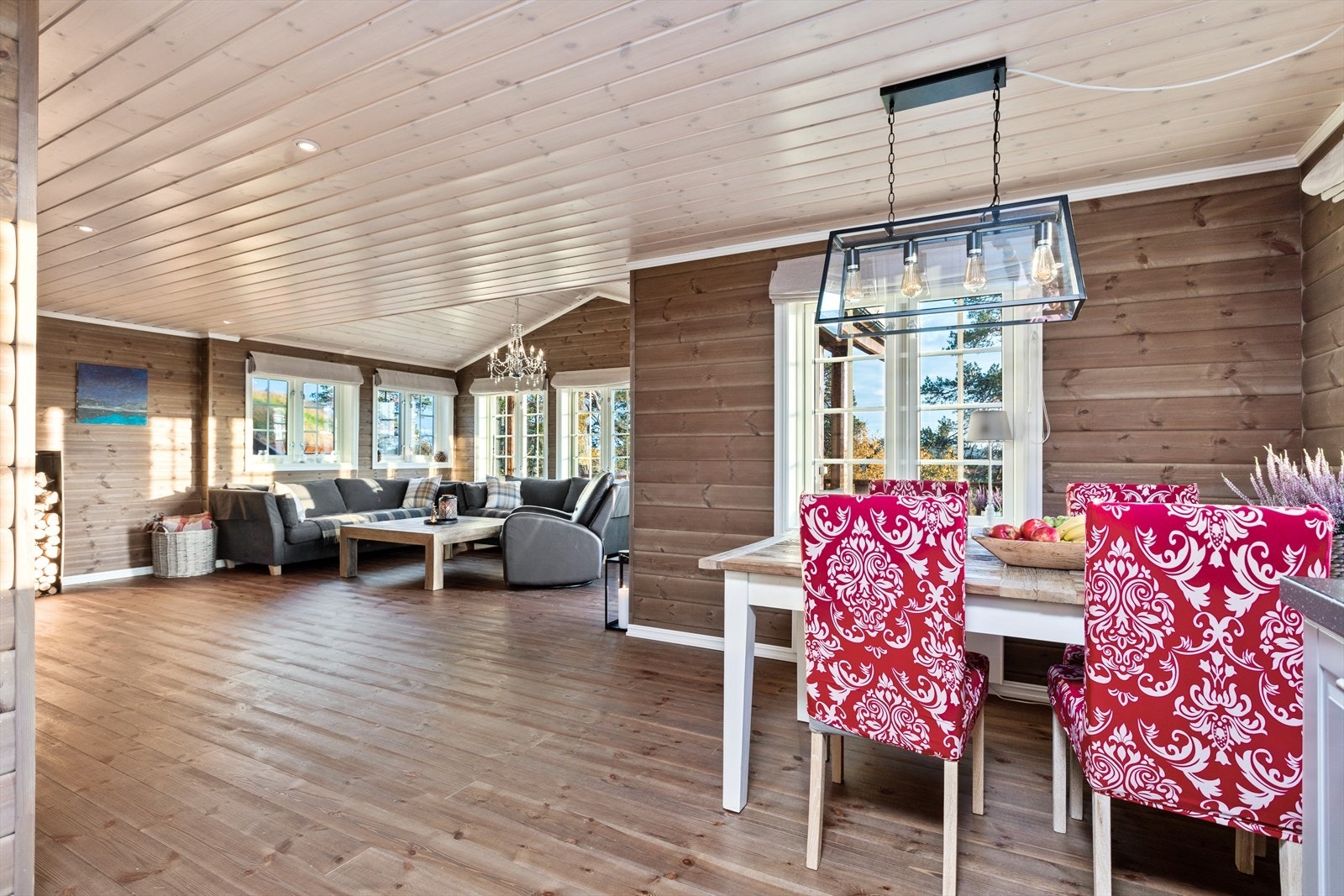 Det er plass til stor spisegruppe tilknyttet kjøkkenet. Galleribilde