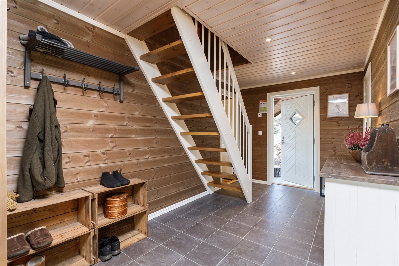 Her ønskes du velkommen inn i en romslig entré/hall med trapp til hems. Galleribilde