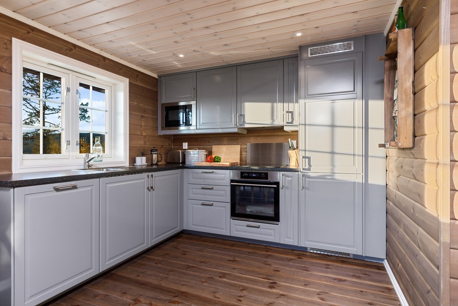 Det er integrert koketopp, stekeovn, microbølgeovn, kjøl/fryseskap og oppvaskmaskin. Galleribilde