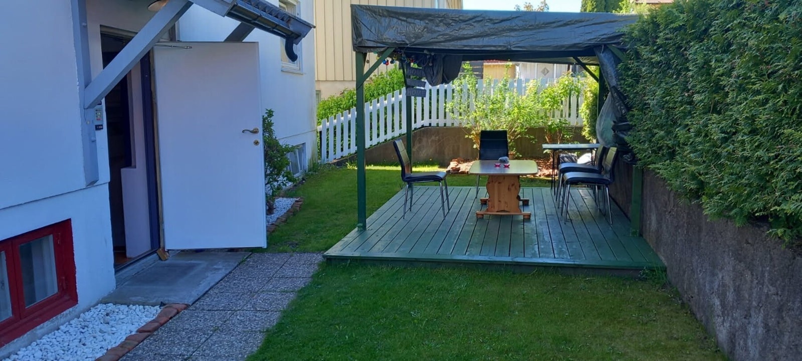 Inngang til boligen finner du på baksiden av bygget. Felles pergola for sameiet. Galleribilde