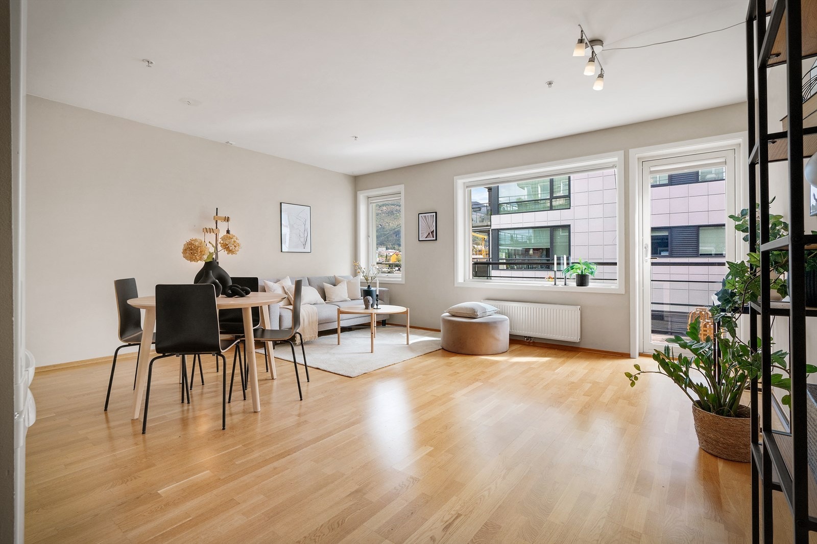 - En nydelig toromsleilighet med herlig balkong, flott sjøutsikt og tilgang til en solrik felles takterrasse - Galleribilde