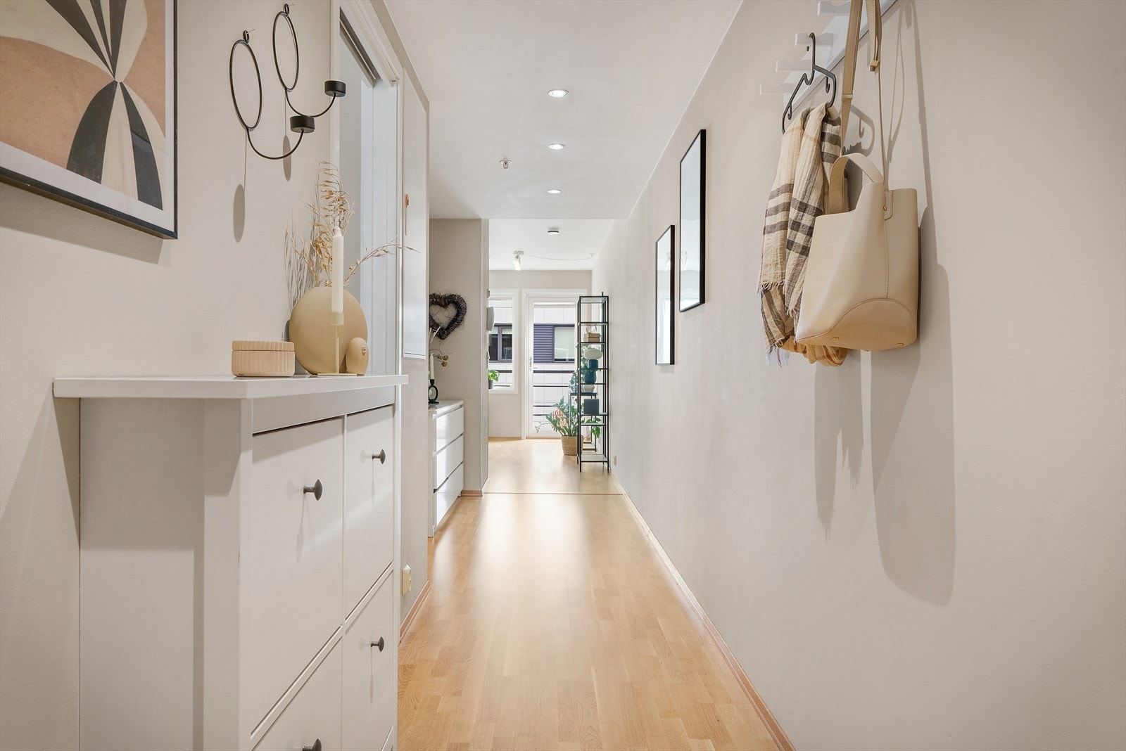 - Innbydende entrè på 9,9 m² som lyses pent opp av spotter i himlingen - Galleribilde