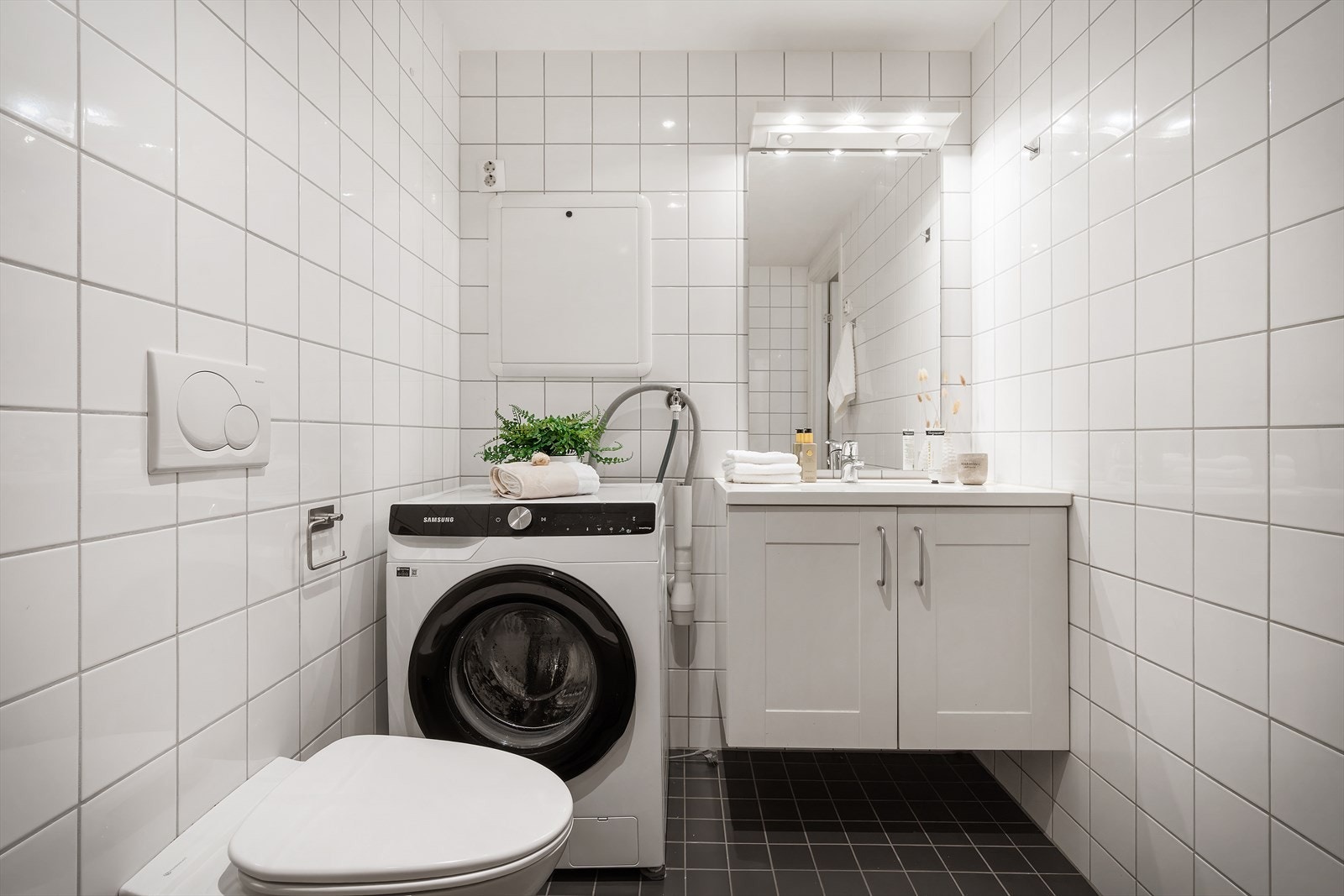 - Badet er innredet med opplegg for vaskemaskin, nedfelt servant, vegghengt toalett og dusjhjørne - Galleribilde