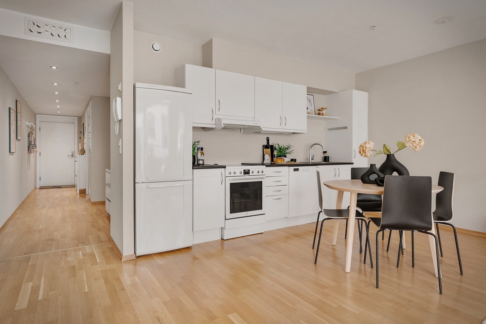 - Stilren kjøkken med med profilerte fronter, benkeplate av laminat med nedfelt vask av stål - Galleribilde