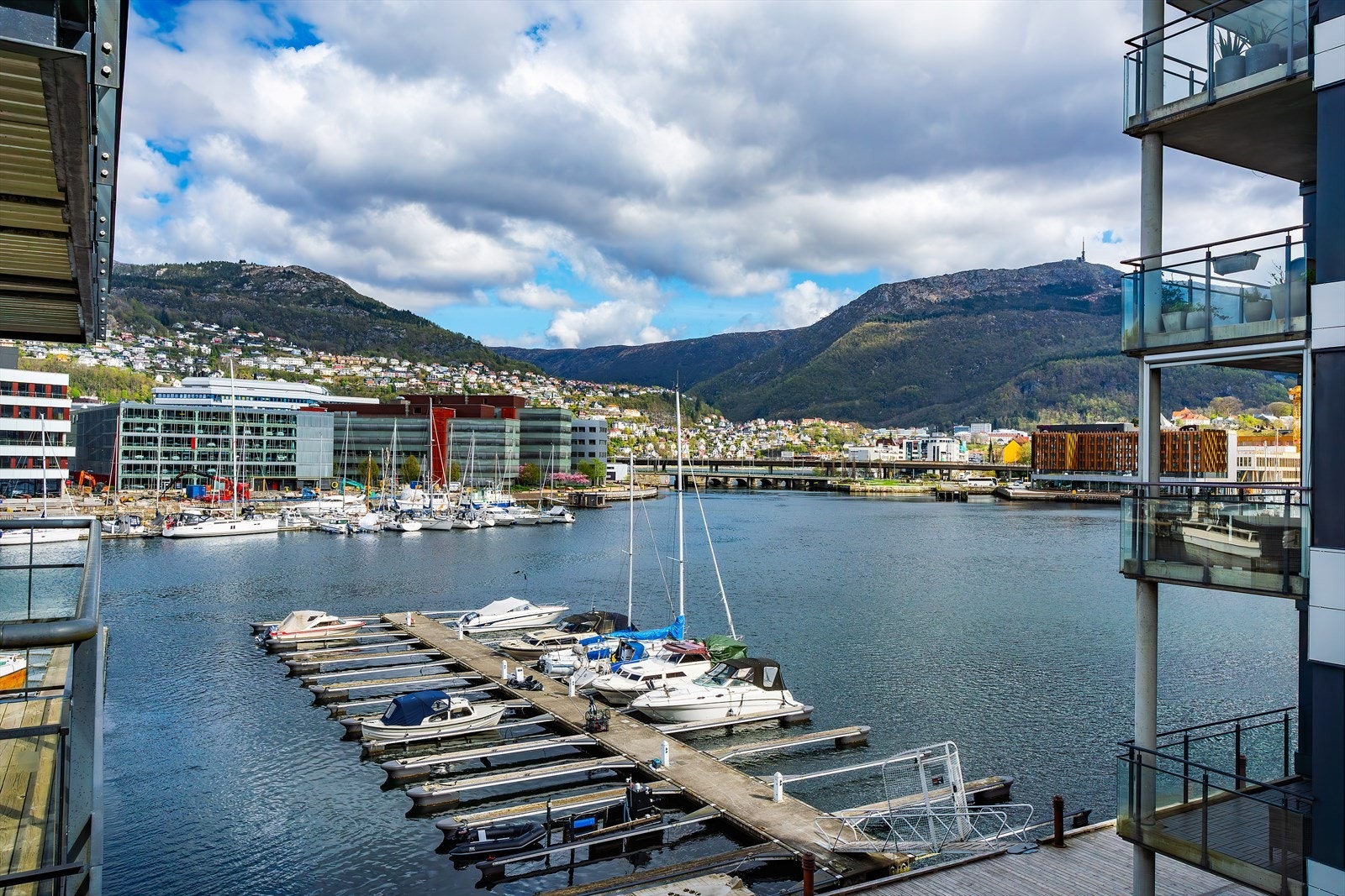 - Her kan du glede deg over å bo i et ettertraktet og sentrumsnært område, med både nærhet til sjøen og vakre turområder som Løvstakkstien og Løvstakken - Galleribilde