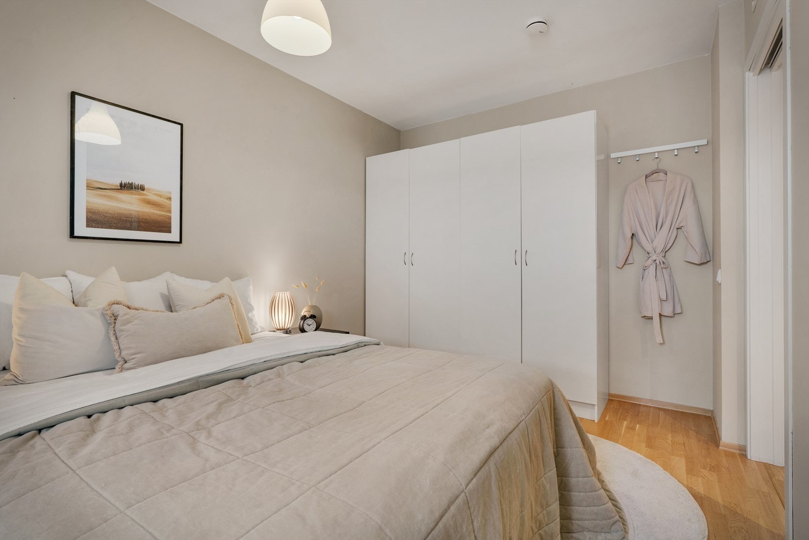 - Her er det rikelig med plass til dobbeltseng, garderobeløsning og annet møblement etter eget ønske - Galleribilde