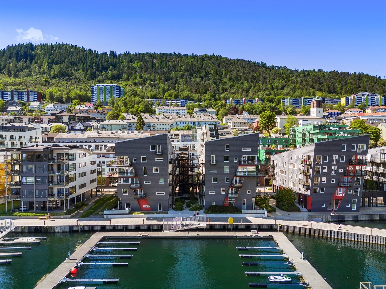 - Borettslaget har tilgang på to kajakkparkeringer, ved utstikkeren ved promenaden er det lett tilgang ned til vannet for kajakkpadling, bading m.m.- Galleribilde