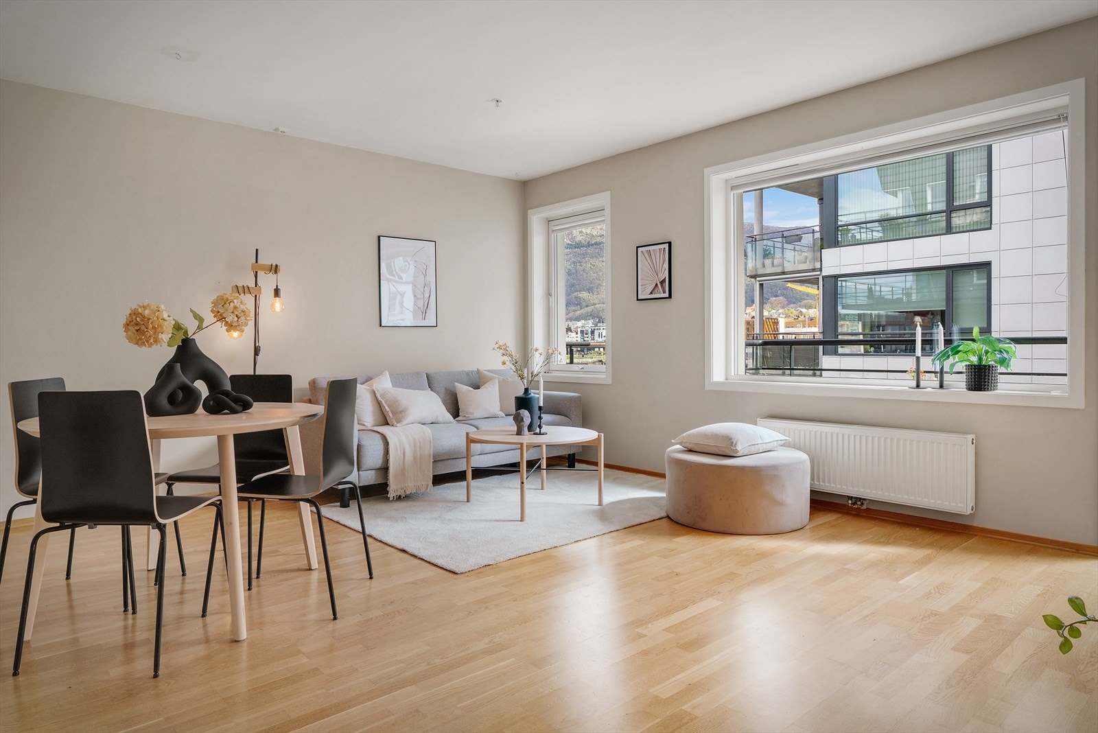 - Generøse vindusflater slipper inn rikelig med naturlig dagslys, som skaper en åpen og luftig atmosfære - Galleribilde