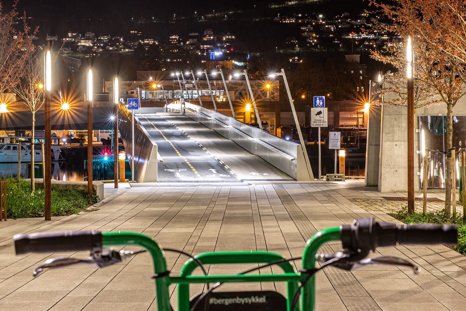 - I nærmiljøet finner du både BySykkel-stativ og el-sparkesykler - Galleribilde