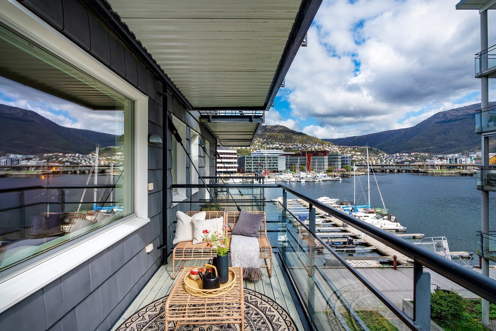 - Fra stuen kommer du ut til en koselig balkong på 7,6 m² med god plass til utemøbler - Galleribilde