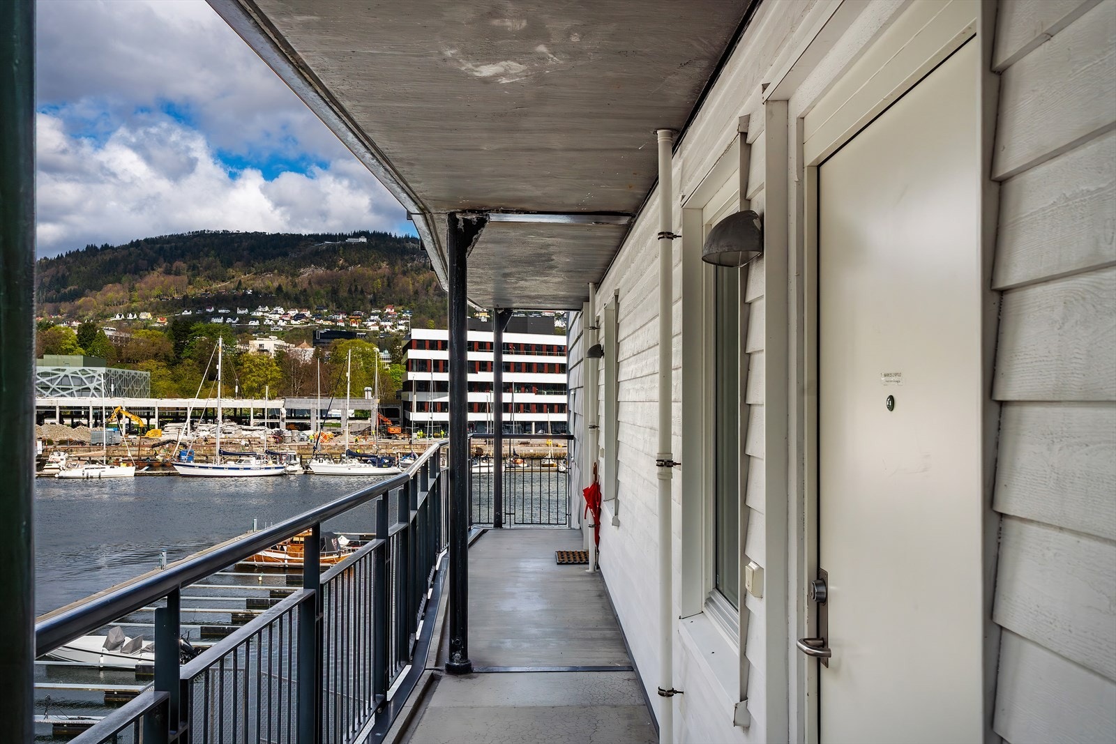 - Inngangspartiet er overbygget - perfekt for regnværsdager - Galleribilde