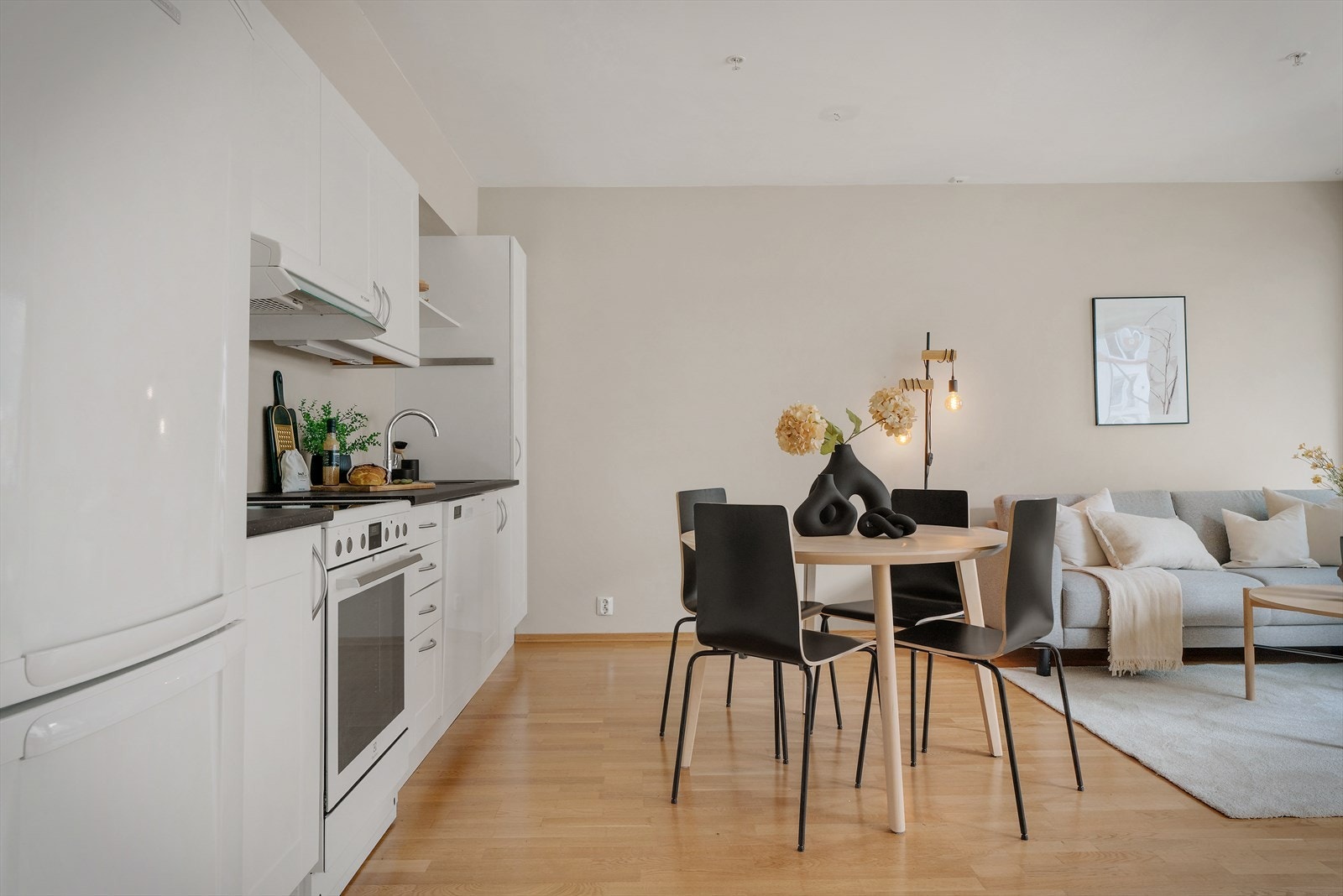 - Like ved kjøkkenet er det god plass til stort spisebord, perfekt til å invitere familie og venner til hyggelige middager - Galleribilde