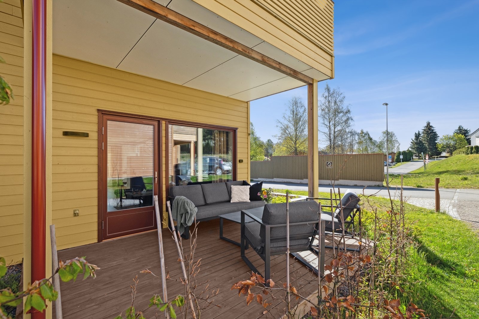 Videre er det en utgang til en koselig terrasse Galleribilde