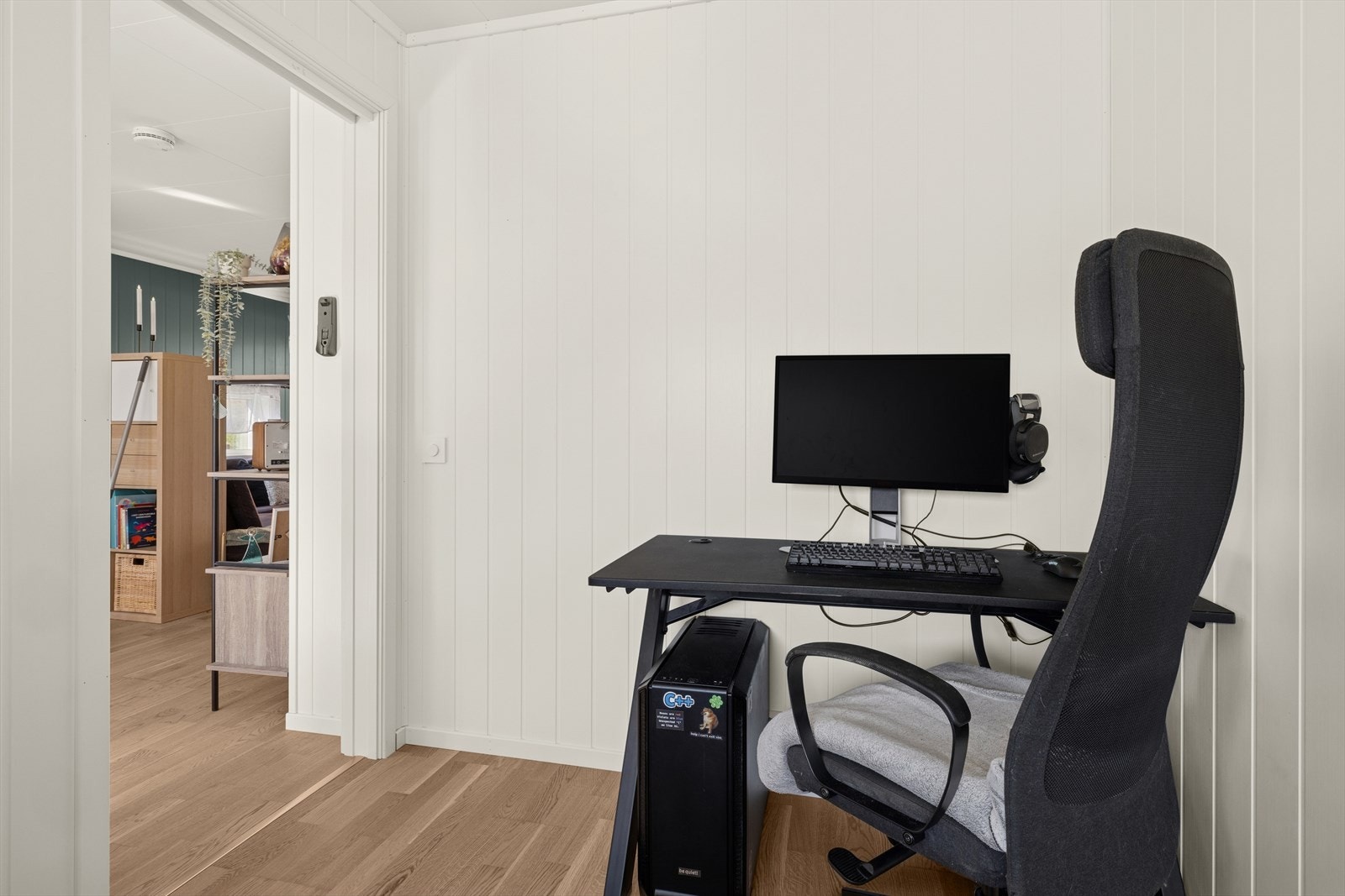 Soverom med plass til dobbelseng og skrivebord eller garderobeløsning Galleribilde