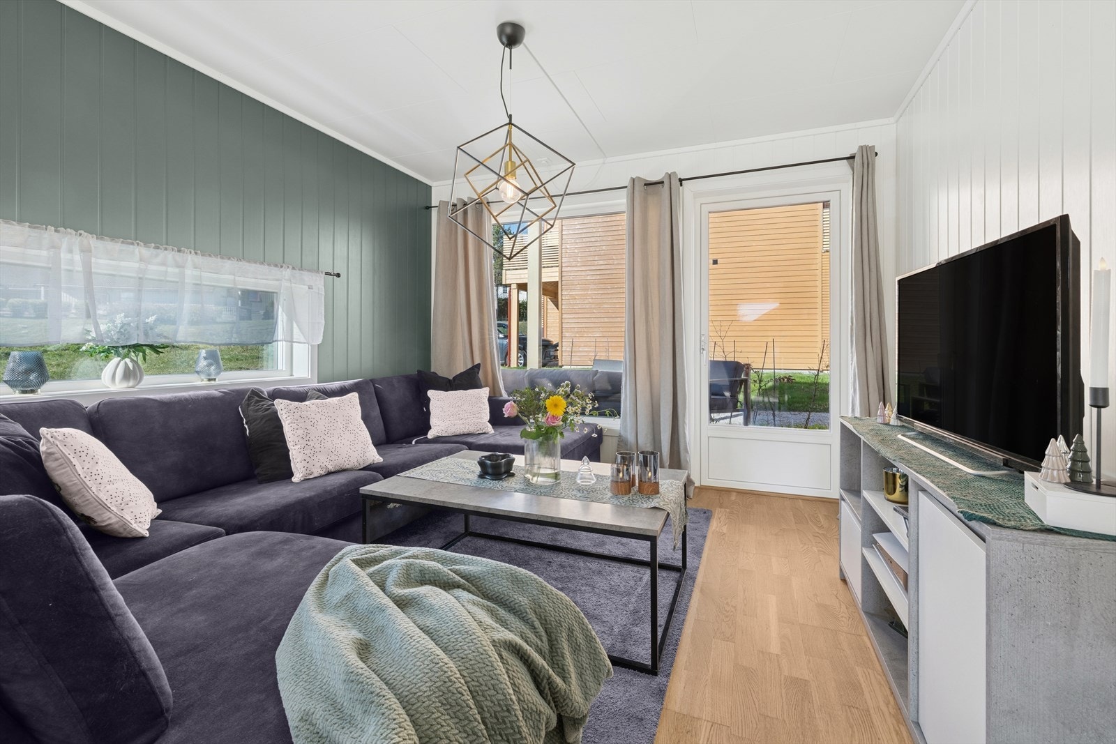 Stuen med plass til sofagruppe og TV-møblement Galleribilde