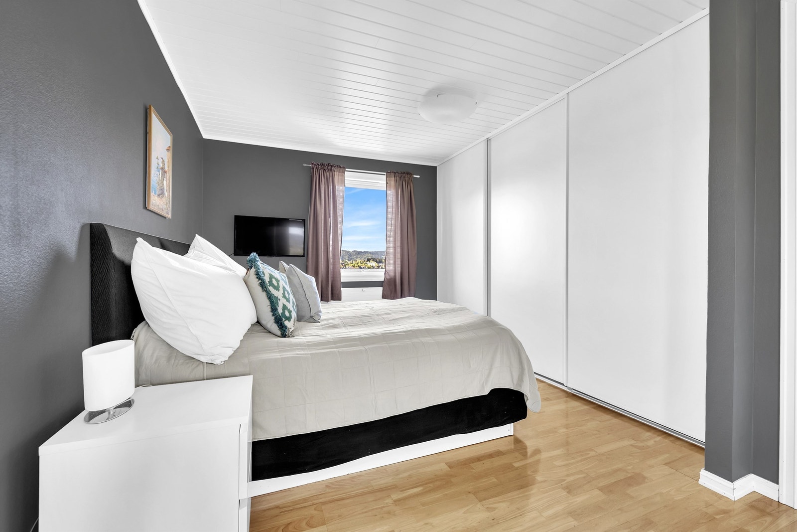 Soverom med god plass til dobbeltseng, garderobe og rolig atmosfære Galleribilde