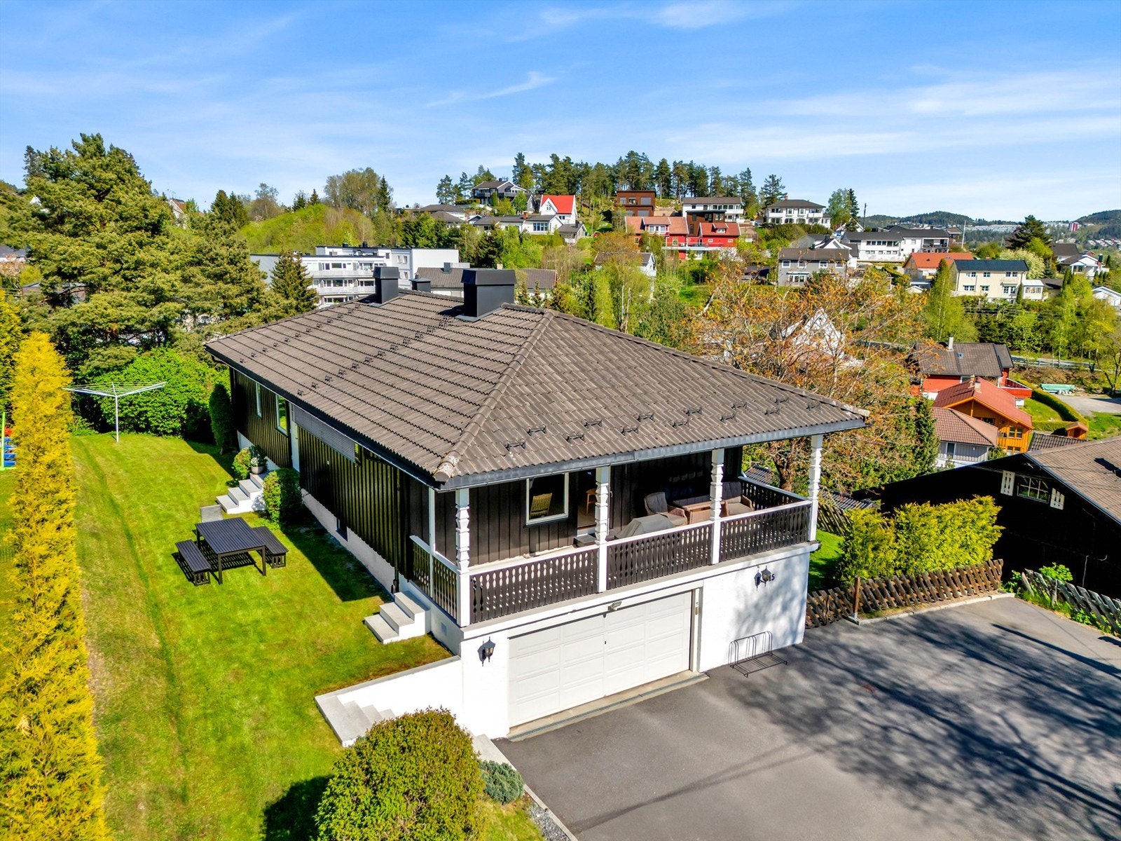 Velholdt enebolig med solrik tomt og dobbelgarasje - attraktiv og barnevennlig beliggenhet i etablert boligområde Galleribilde