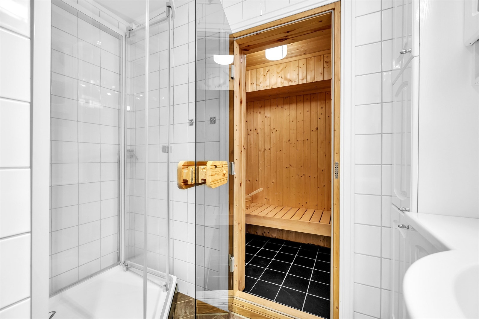 Badet har tilknytning til badstue - en luksuriøs detalj for både hverdag og helg Galleribilde